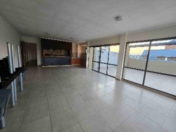 EXCELENTE DEPARTAMENTO EN VENTA EN CARLOS PAZ, 2 DORMITORIOS, FRENTE CON BALCÓN A LA CALLE + Patio Propio. EDIFICIO OLIVOS 4