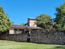 EXCELENTE PREDIO EN VENTA, DE 2.100 MT2 CON FONDO AL RIO BALNEARIO TALAHUASI, IDEAL PARA COMPLEJO TURÍSTICO
