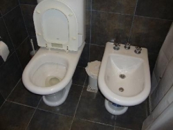 MUY LINDA CASA EN VENTA EN VILLA CARLOS PAZ, CON PILETA Y AMPLIO PARQUE. Todos los Servicios.