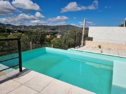 EXCELENTE CASA EN VENTA EN VILLA CARLOS PAZ, 2 DORMITORIOS, PILETA, VISTA PANORÁMICA, 4 AÑOS DE ANTIGÜEDAD