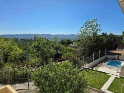 BELLA CASA EN VENTA EN VILLA CARLOS PAZ, CON PILETA, Bº Villa del Lago, Residencial, con excelente vista panorámica.