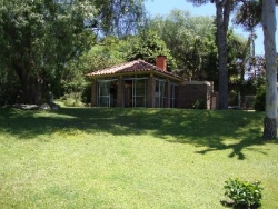 MUY BUENA CASA EN VENTA EN CARLOS PAZ, CON COSTA AL LAGO, ZONA PRIVILEGIADA. BARRIO COSTA AZUL