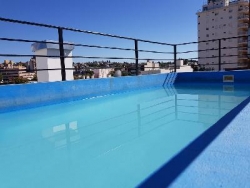 MUY BELLO DEPARTAMENTO EN VENTA EN CARLOS PAZ, CÉNTRICO, AL FRENTE CON BALCÓN A LA CALLE. 2 Dormitorios, baño + toilette