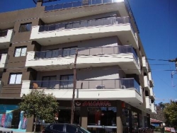 EXCELENTE DEPARTAMENTO EN VENTA EN CARLOS PAZ, 2 DORMITORIOS, FRENTE CON BALCÓN A LA CALLE + Patio Propio. EDIFICIO OLIVOS 4