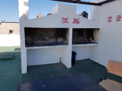 MUY BELLO DEPARTAMENTO EN VENTA EN CARLOS PAZ, CÉNTRICO, AL FRENTE CON BALCÓN A LA CALLE. 2 Dormitorios, baño + toilette