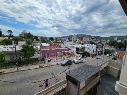 BELLO DEPARTAMENTO EN VENTA EN CARLOS PAZ, 2 DORMITORIOS, CON BALCÓN A LA CALLE.