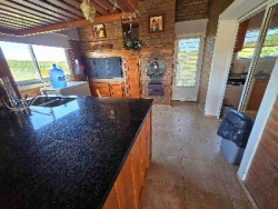 BELLÍSIMA CASA EN VENTA EN ESTANCIA VIEJA, A 2 CUADRAS DEL RIO BALNEARIO, UN LUGAR DE SIERRAS Y RELAX. GRAN PARQUE DE 2.760 mt2