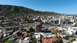 BELLO DEPARTAMENTO EN VENTA EN CARLOS PAZ, en TORRE SOLIS, Gran Vista Panorámica. 2 DORMITORIOS, 7mo piso con balcón !!!