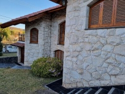 Oportunidad ! BELLISIMA CASA DE CATEGORÍA EN VENTA EN CARLOS PAZ, FRENTE AL RÍO, TODOS LOS SERVICIOS. LAS ENSENADAS