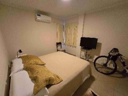 EXCELENTE DEPARTAMENTO EN VENTA EN CARLOS PAZ, 2 DORMITORIOS, FRENTE CON BALCÓN A LA CALLE + Patio Propio. EDIFICIO OLIVOS 4