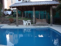 MUY BUENA CASA EN VENTA, EN BARRIO RESIDENCIAL VILLA DEL LAGO, CON PILETA Y VISTA AL LAGO