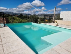 EXCELENTE CASA EN VENTA EN VILLA CARLOS PAZ, 2 DORMITORIOS, PILETA, VISTA PANORÁMICA, 4 AÑOS DE ANTIGÜEDAD