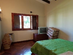 MUY BUENA CASA EN VENTA EN CARLOS PAZ, CON COSTA AL LAGO, ZONA PRIVILEGIADA. BARRIO COSTA AZUL