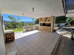 BELLA CASA EN VENTA EN VILLA CARLOS PAZ, CON PILETA, Bº Villa del Lago, Residencial, con excelente vista panorámica.