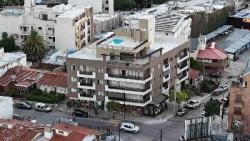 EXCELENTE DEPARTAMENTO EN VENTA EN CARLOS PAZ, 2 DORMITORIOS, FRENTE CON BALCÓN A LA CALLE + Patio Propio. EDIFICIO OLIVOS 4