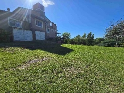 BELLÍSIMA CASA EN VENTA EN ESTANCIA VIEJA, A 2 CUADRAS DEL RIO BALNEARIO, UN LUGAR DE SIERRAS Y RELAX. GRAN PARQUE DE 2.760 mt2