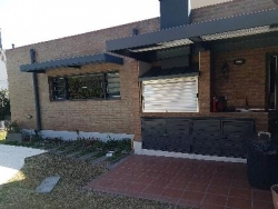 EXCELENTE CASA EN VENTA EN VILLA CARLOS PAZ, BARRIO ALTAMENTE RESIDENCIAL CON VISTA PANORÁMICA