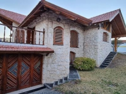 Oportunidad ! BELLISIMA CASA DE CATEGORÍA EN VENTA EN CARLOS PAZ, FRENTE AL RÍO, TODOS LOS SERVICIOS. LAS ENSENADAS