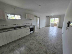BELLA OPORTUNIDAD ! Departamento en venta en Villa Carlos Paz, EDIFICIO FINCAS DEL LAGO 2. frente con balcón, cochera incl.