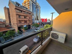 EXCELENTE DEPARTAMENTO EN VENTA EN CARLOS PAZ, 2 DORMITORIOS, FRENTE CON BALCÓN A LA CALLE + Patio Propio. EDIFICIO OLIVOS 4