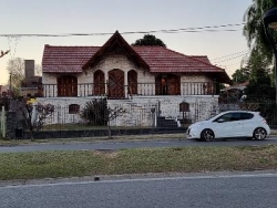 Oportunidad ! BELLISIMA CASA DE CATEGORÍA EN VENTA EN CARLOS PAZ, FRENTE AL RÍO, TODOS LOS SERVICIOS. LAS ENSENADAS